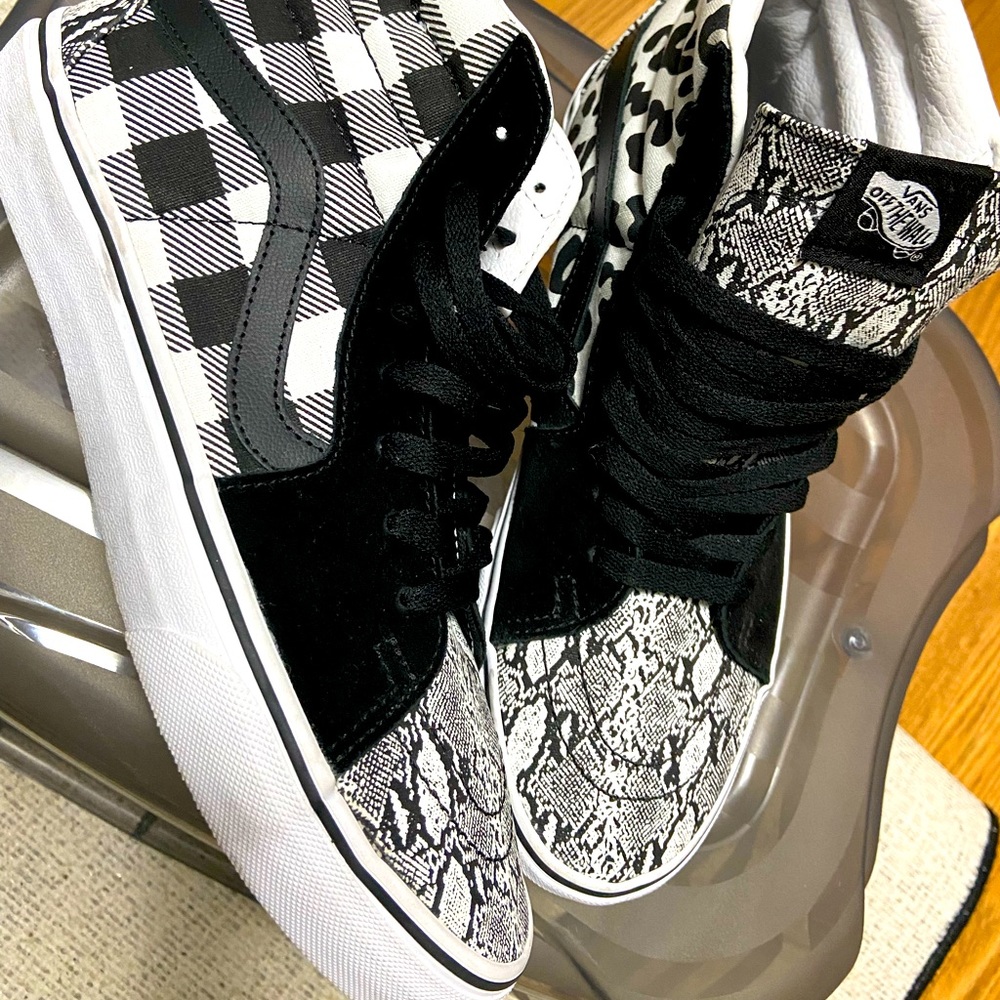 Mens 8 1/2 (womens 10) High top Vans